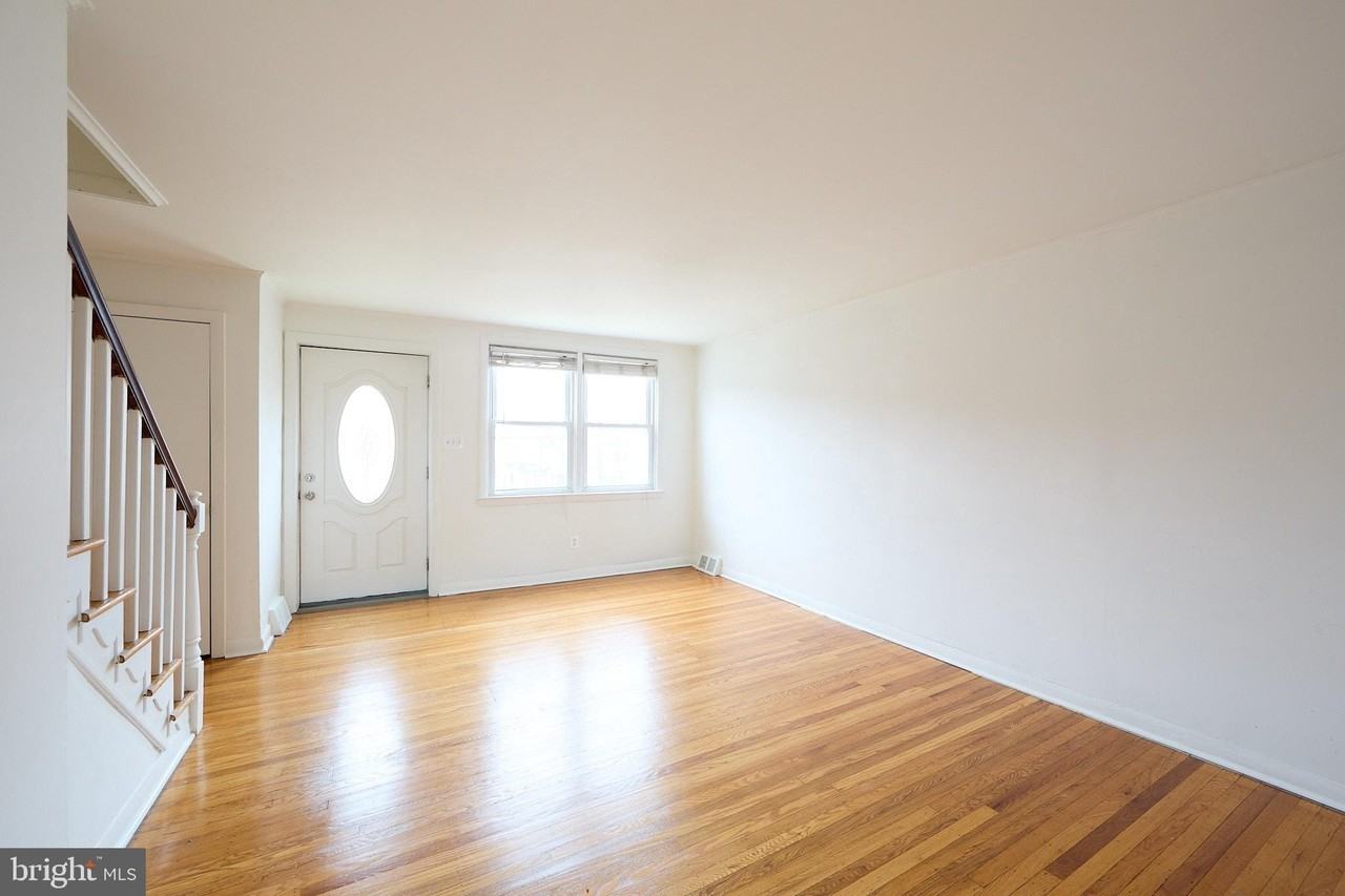 853 E 14th St - Photo 7 of 34