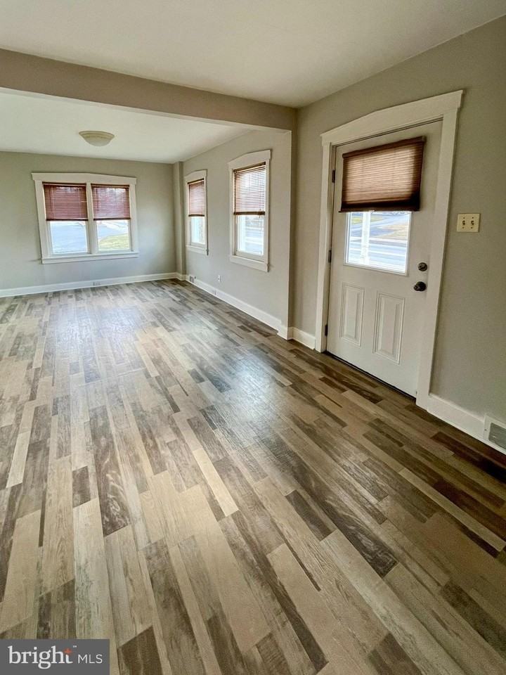 857 Village Rd - Photo 4 of 27