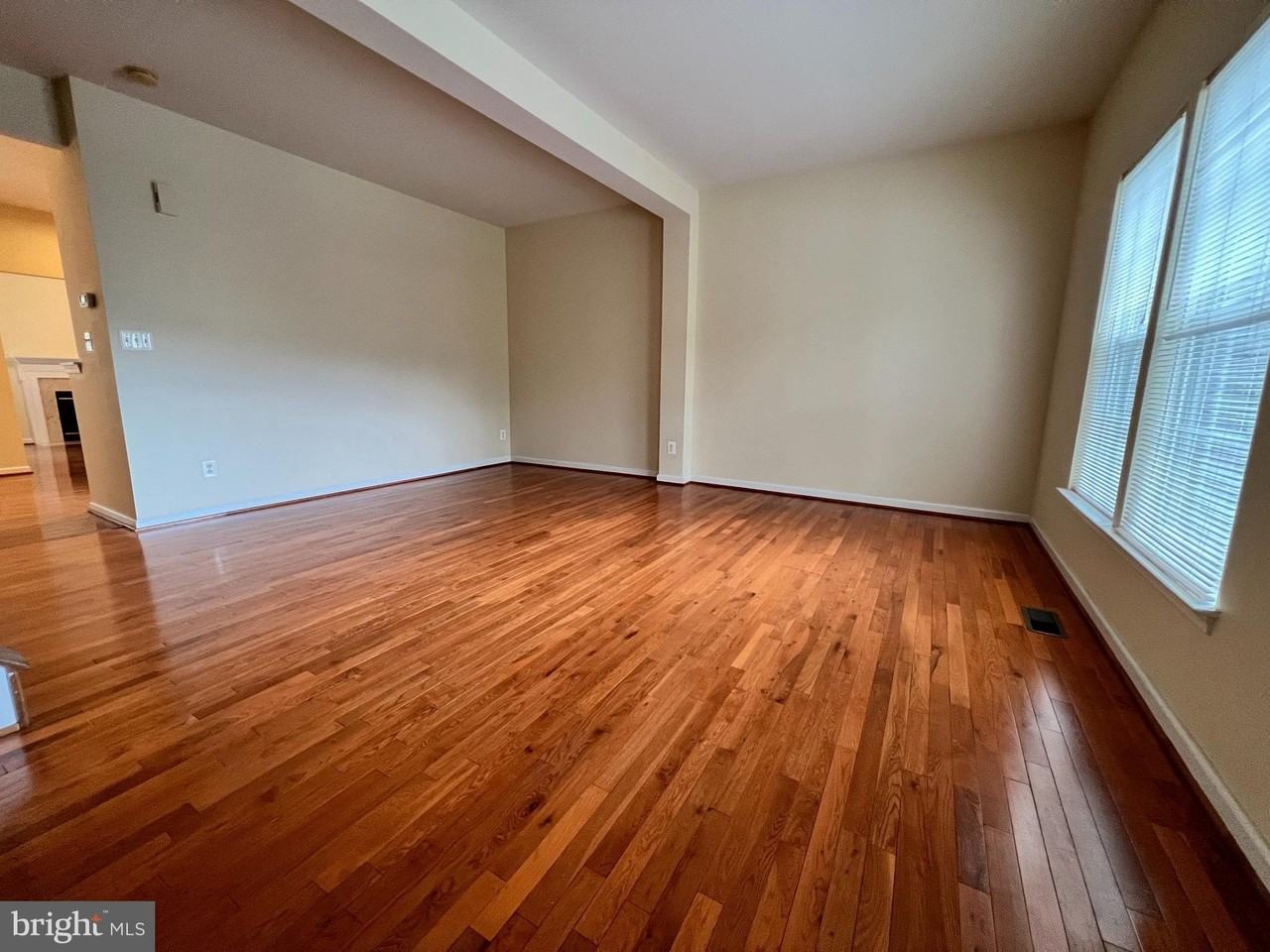 10168 Elgin Way - Photo 6 of 37