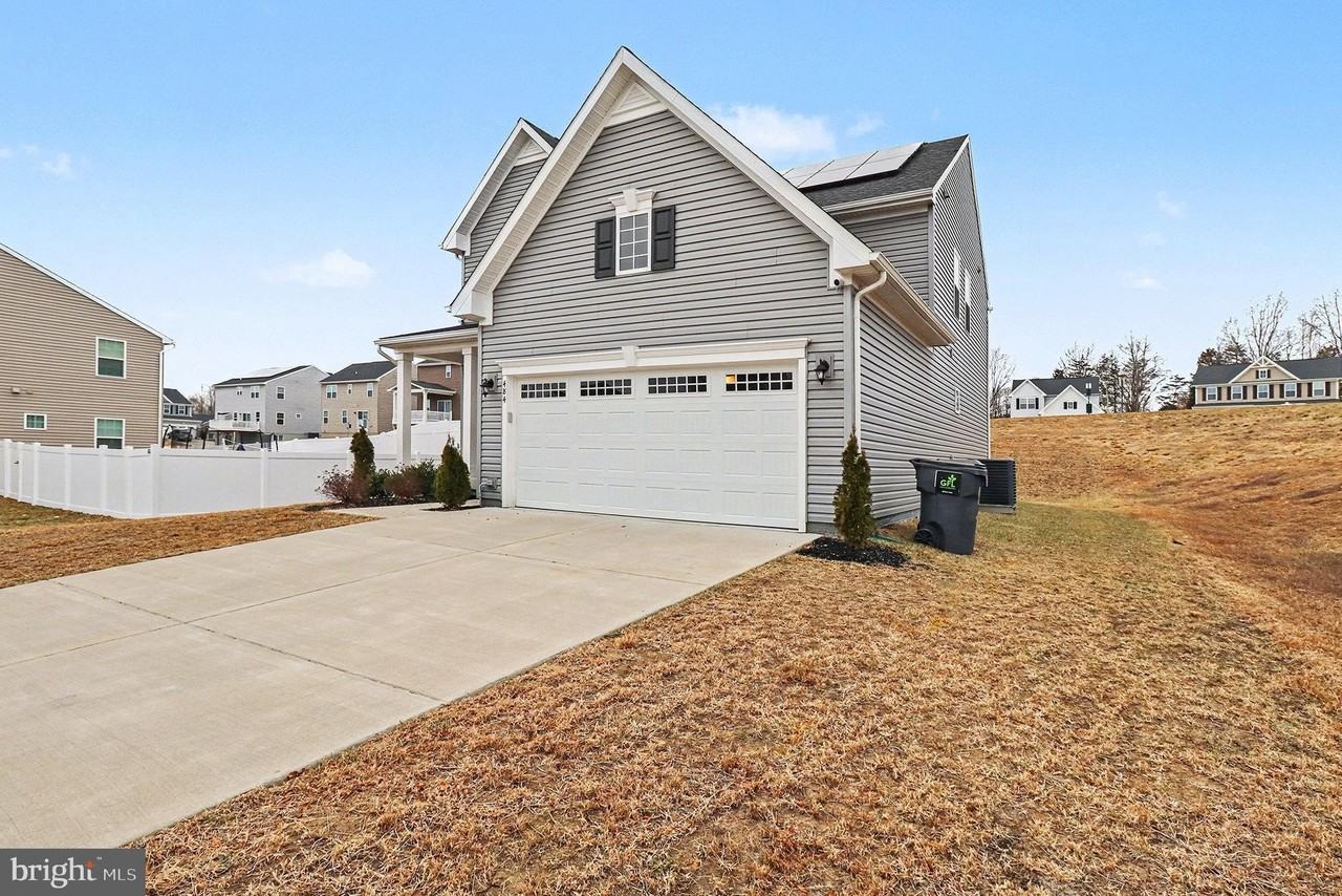 484 Bridgepoint Dr - Photo 2 of 26