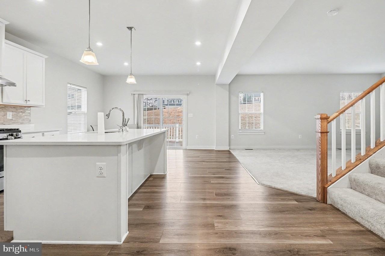 484 Bridgepoint Dr - Photo 3 of 26