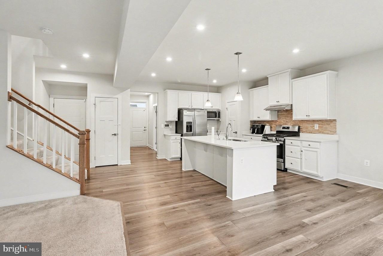 484 Bridgepoint Dr - Photo 4 of 26