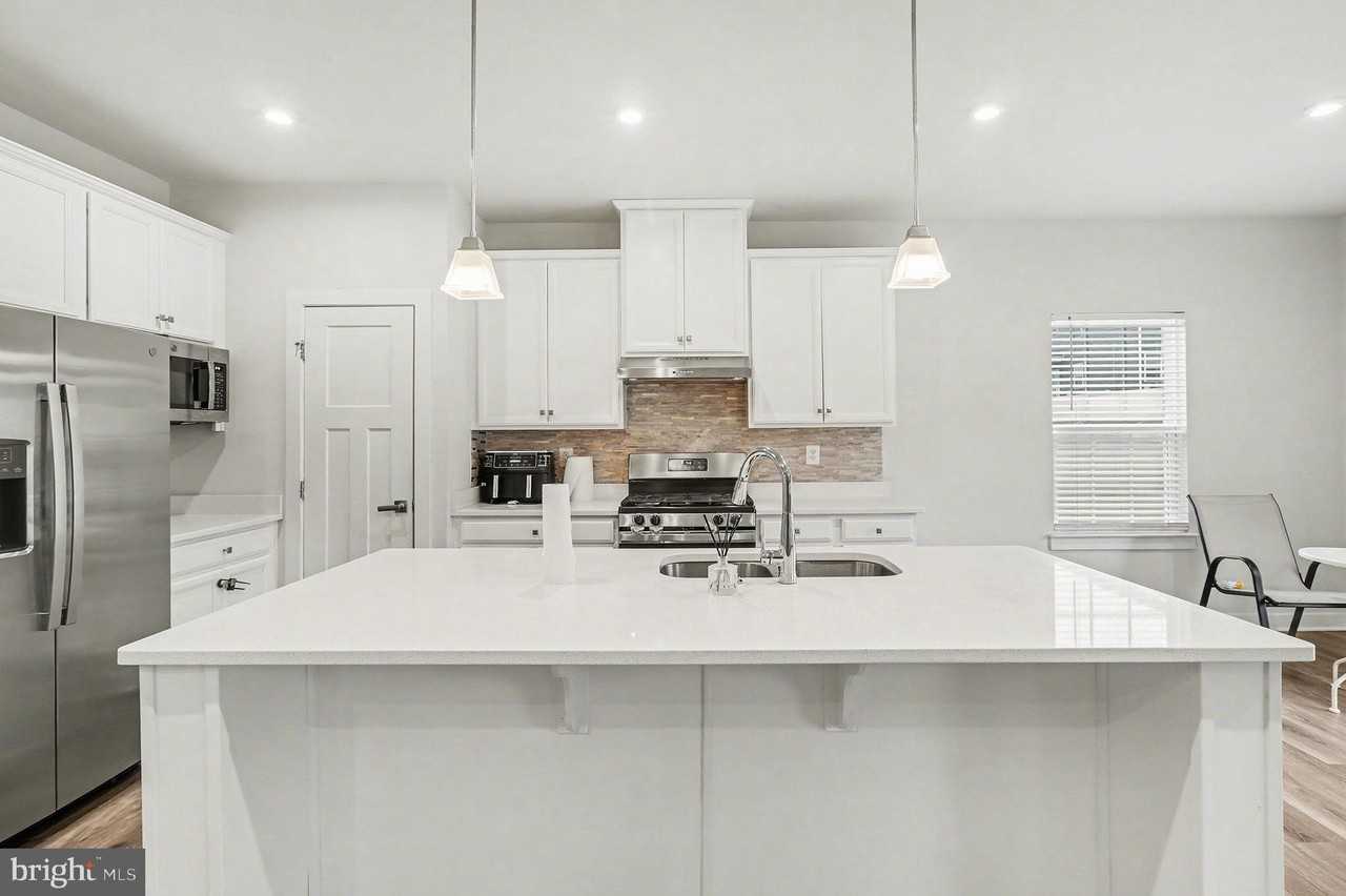 484 Bridgepoint Dr - Photo 5 of 26