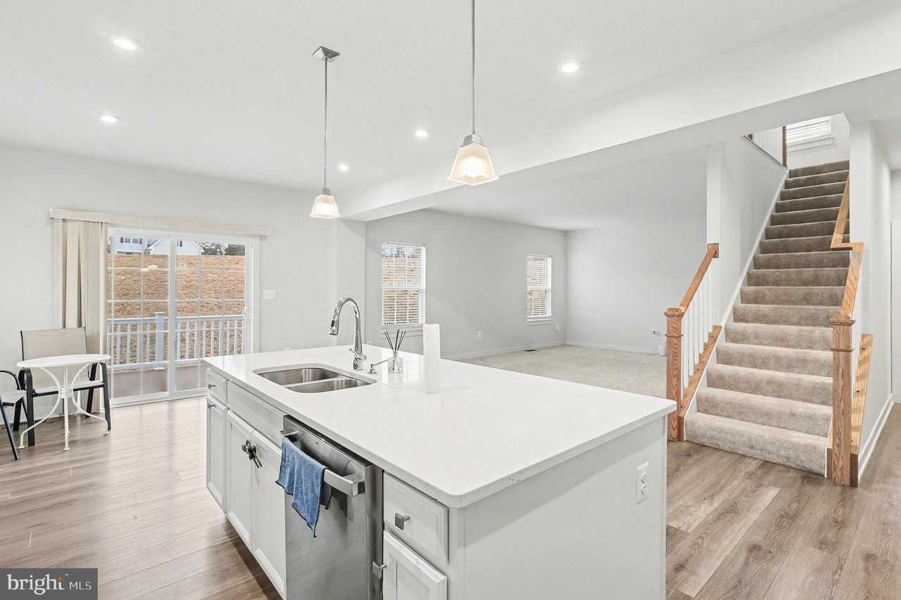 484 Bridgepoint Dr - Photo 7 of 26