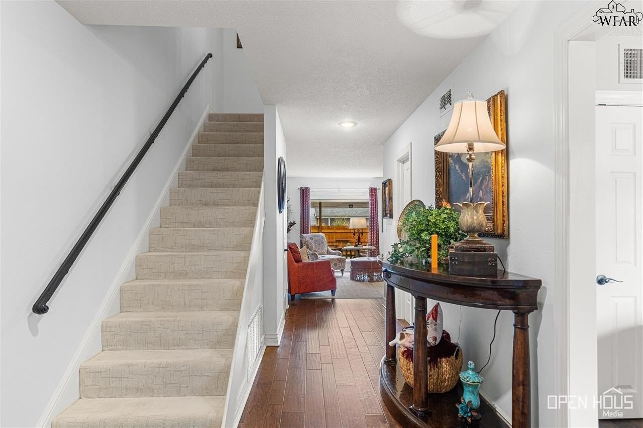 3028 Barrywood Dr - Photo 3 of 30