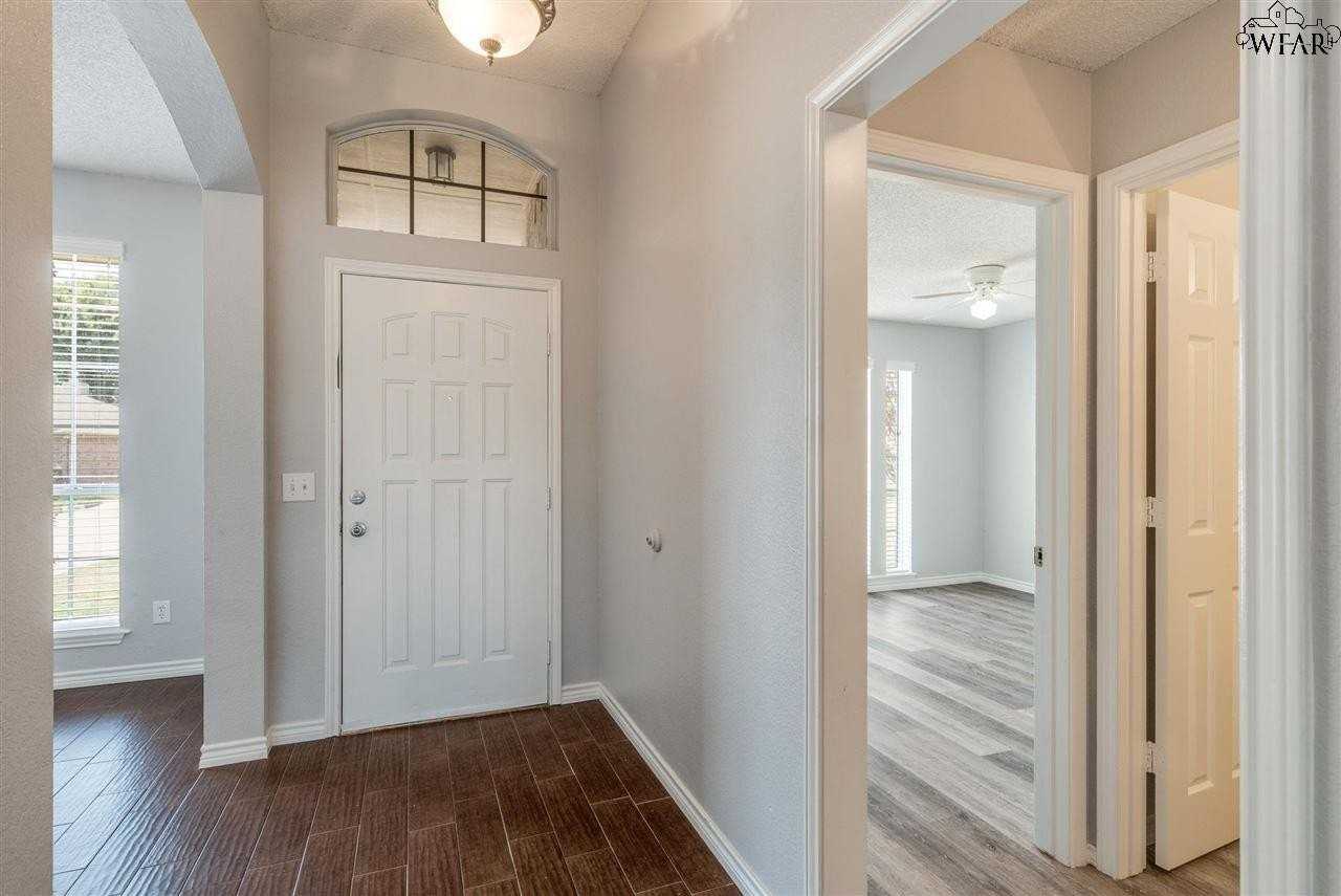 5007 Bayberry Dr - Photo 2 of 22