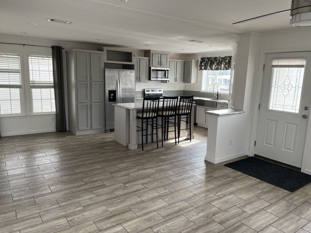 300 Peck St - Photo 4 of 24