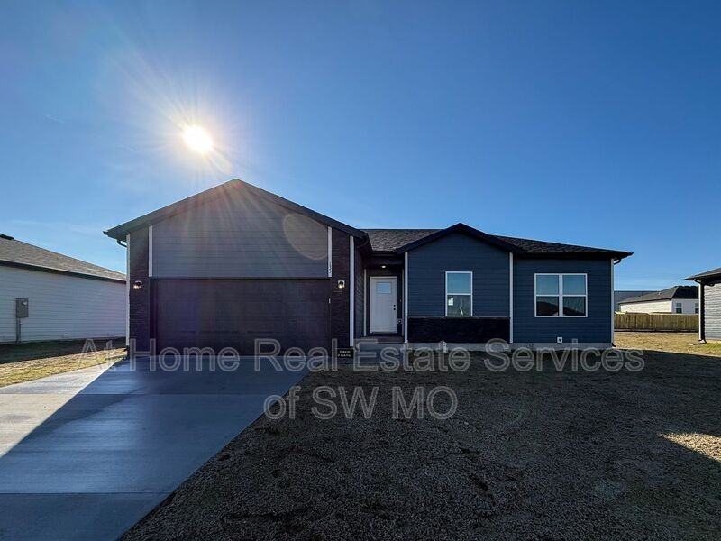 135 Maverick Dr - Photo 2 of 14