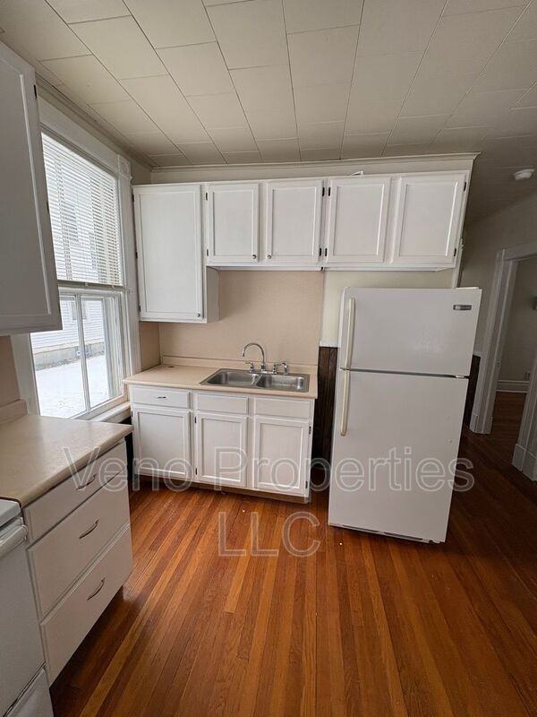 109 3rd St #1 - Photo 3 of 20