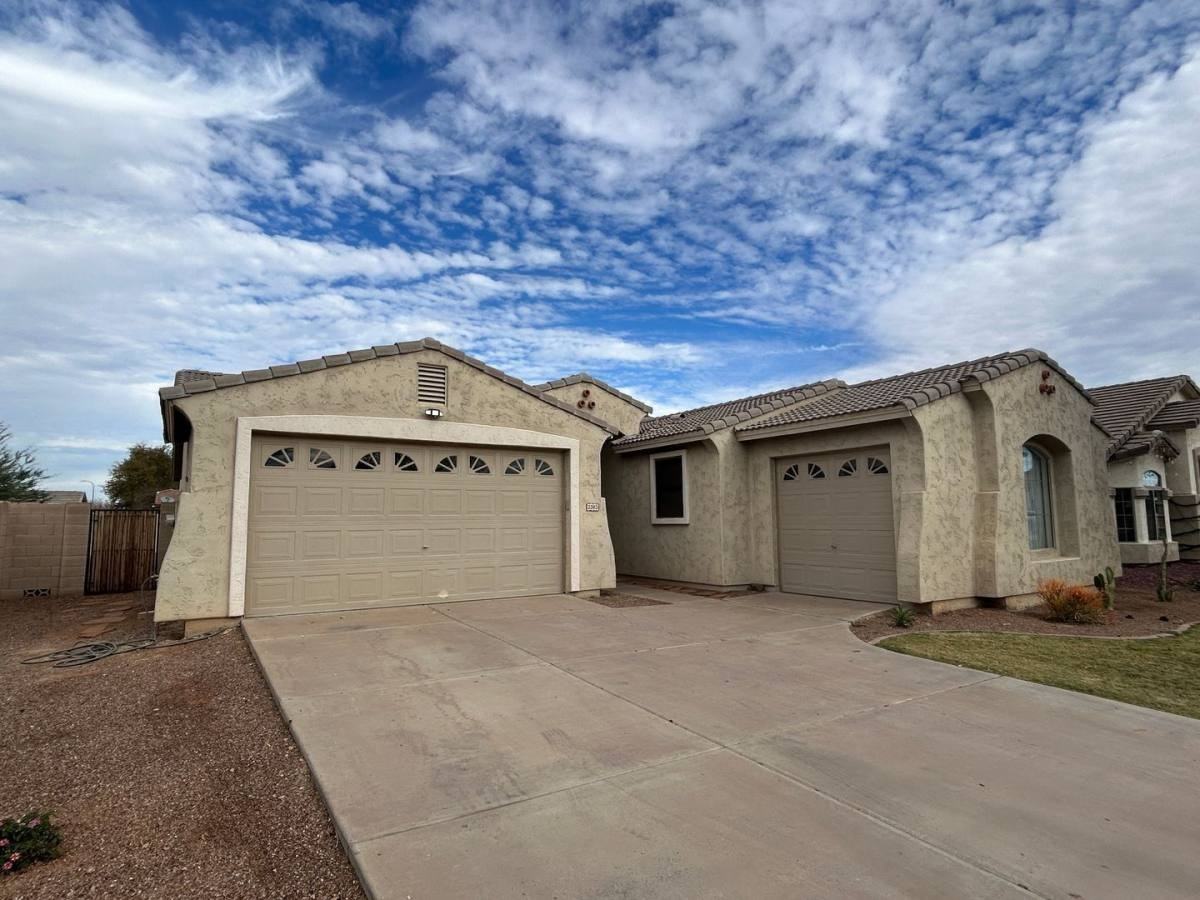 2202 W Carter Rd - Photo 2 of 10