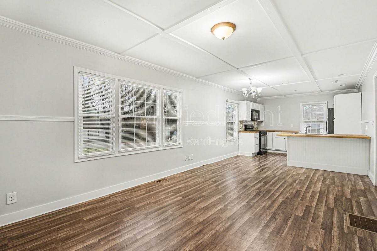 2135 Jernigan Dr Se - Photo 2 of 10