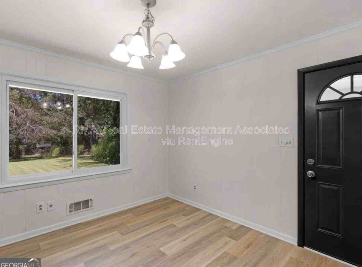 3548 Meadowview Ct - Photo 2 of 10