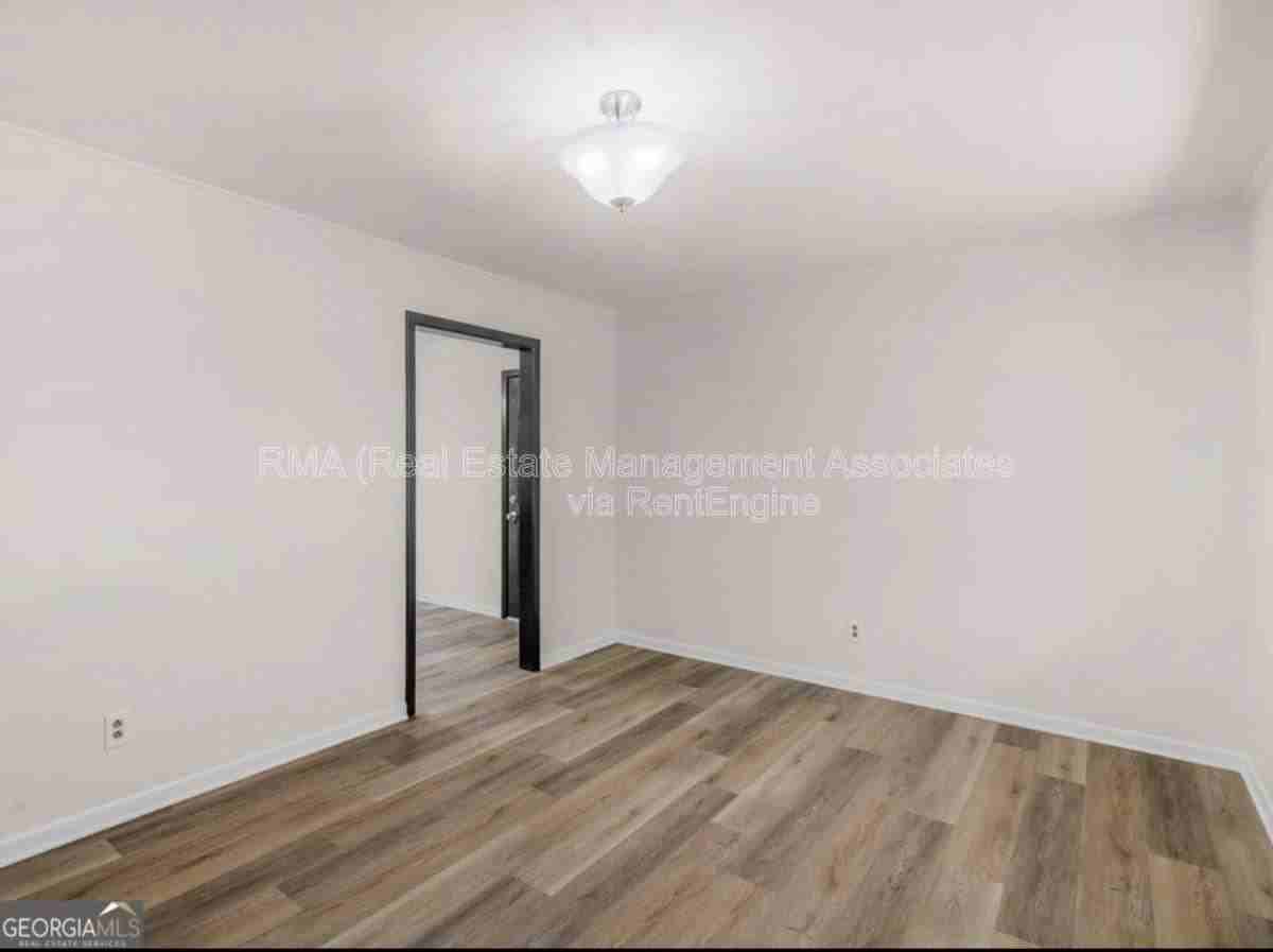 3548 Meadowview Ct - Photo 3 of 10