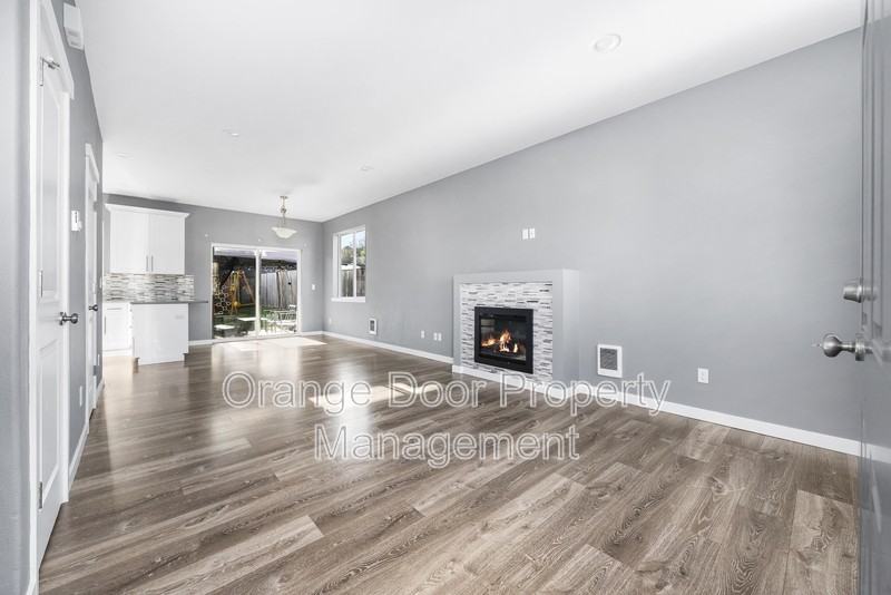 1016 E 43rd St - Photo 6 of 50