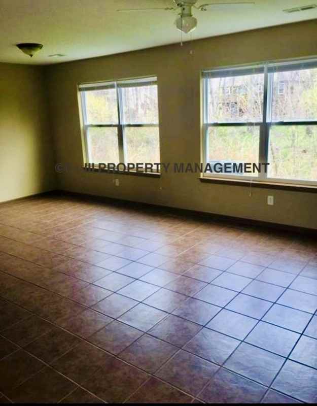 409 S Darrowby Dr - Photo 5 of 17