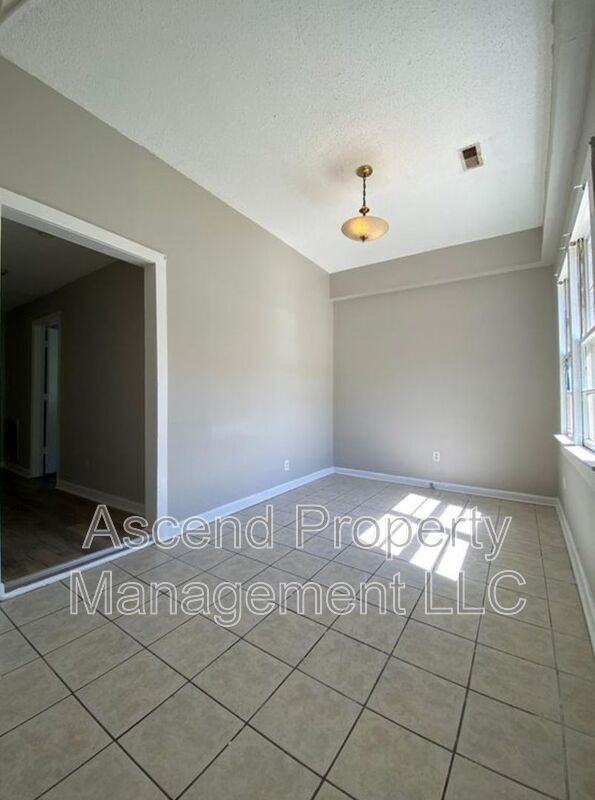 2103 Taylor St - Photo 2 of 10