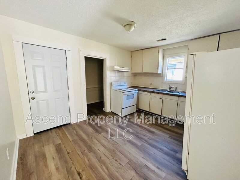 2103 Taylor St - Photo 4 of 10