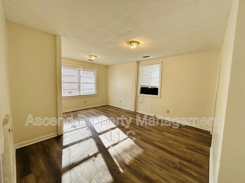 2103 Taylor St - Photo 5 of 10