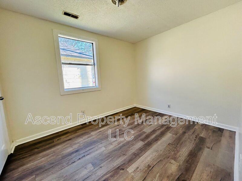 2103 Taylor St - Photo 6 of 11