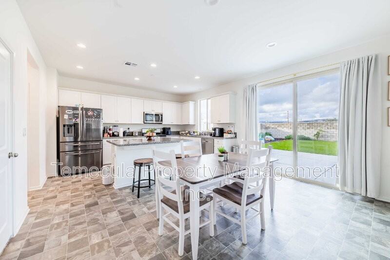 4872 Goldfinch St - Photo 6 of 21