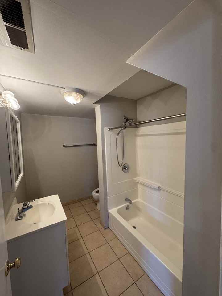 3049 S Parnell Ave #1 - Photo 5 of 6