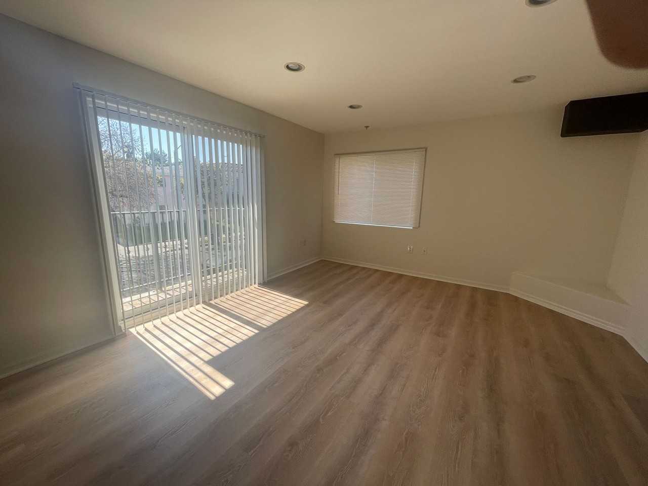 Walkable Beverly Grove Townhomes - Photo 7 of 50