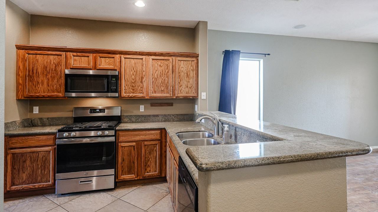 11555 W Kinderman Dr - Photo 6 of 37