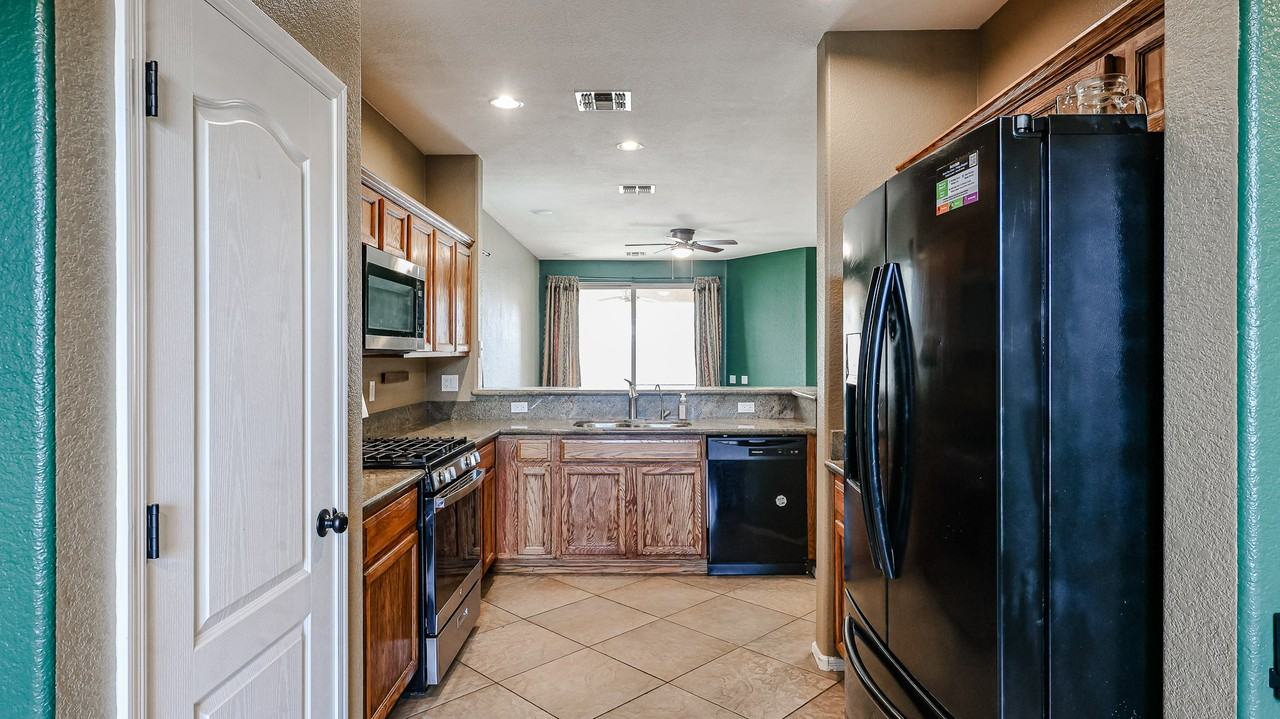 11555 W Kinderman Dr - Photo 7 of 37