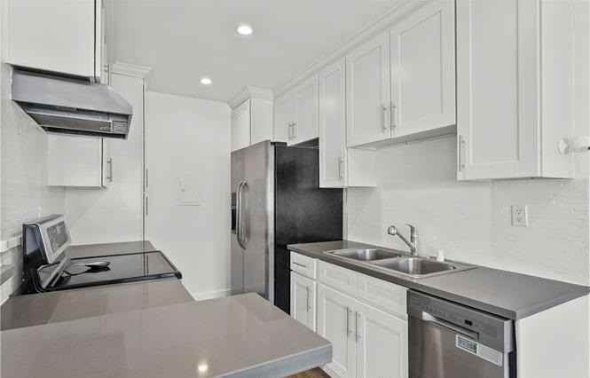 5328 Newcastle Ave - Photo 2 of 6