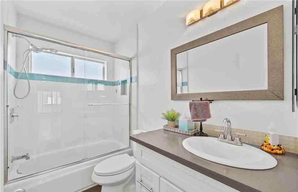 5328 Newcastle Ave - Photo 6 of 6