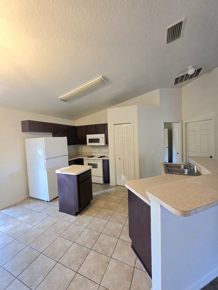 5560 Nw 55th Ave - Photo 3 of 14