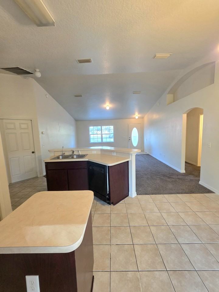 5560 Nw 55th Ave - Photo 4 of 14
