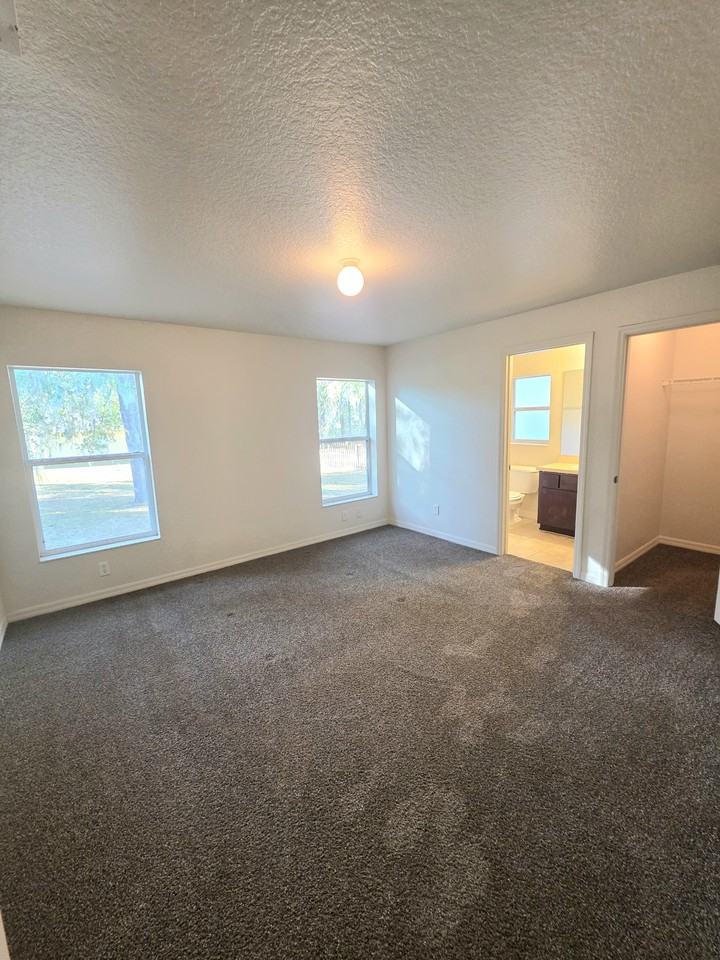 5560 Nw 55th Ave - Photo 5 of 14