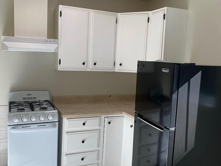 825 W Anapamu St - Photo 3 of 7