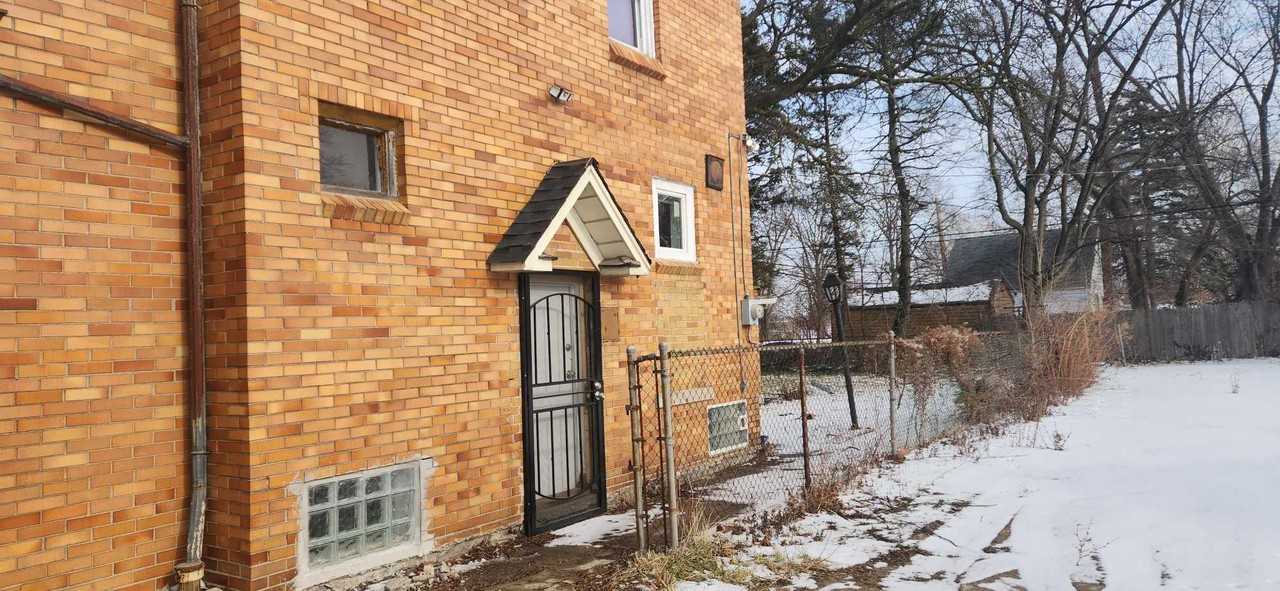 8958 Whitcomb St - Photo 2 of 15