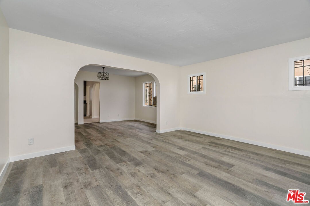 2406 S Cochran Ave - Photo 3 of 13