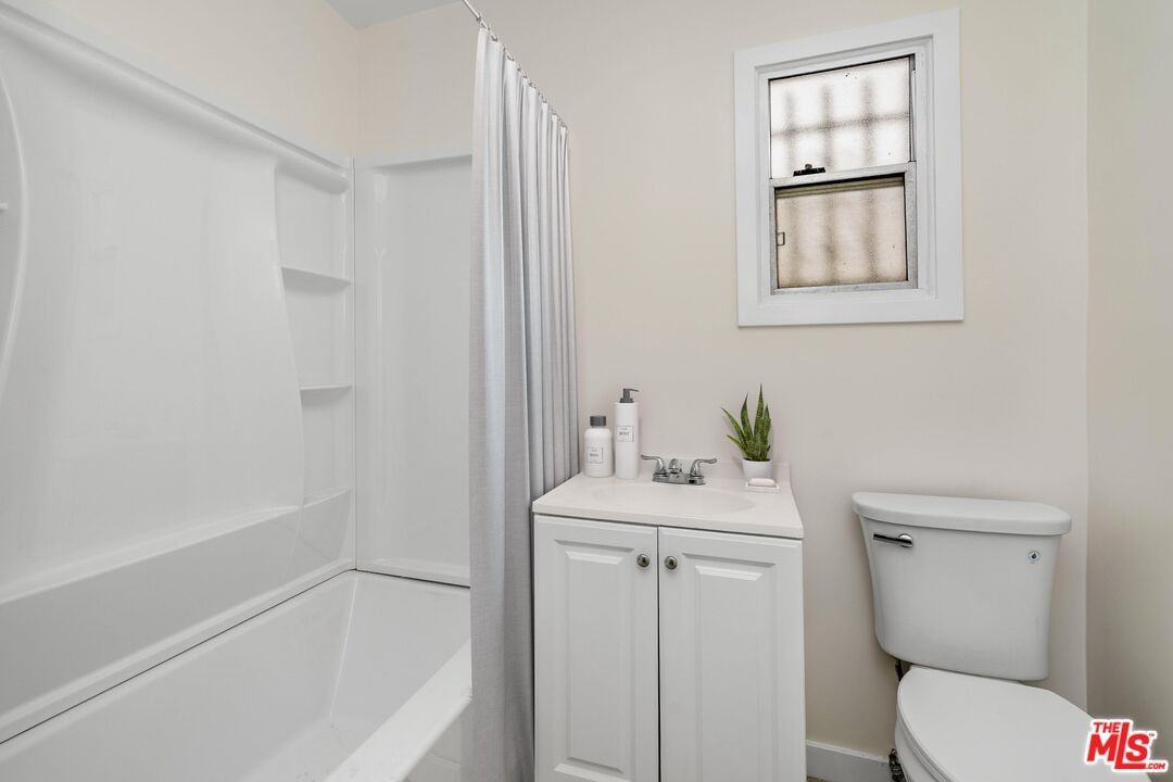 2406 S Cochran Ave - Photo 4 of 13