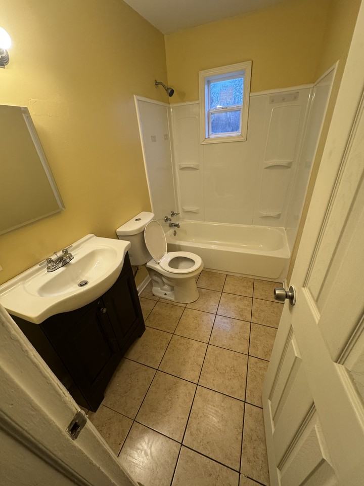 615 South St #B - Photo 4 of 13