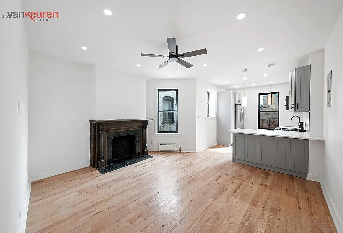 675 Vanderbilt Ave #879 - Photo 3 of 10