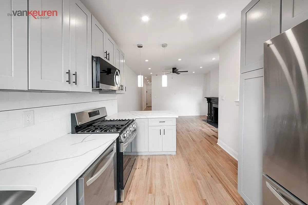 675 Vanderbilt Ave #879 - Photo 5 of 10