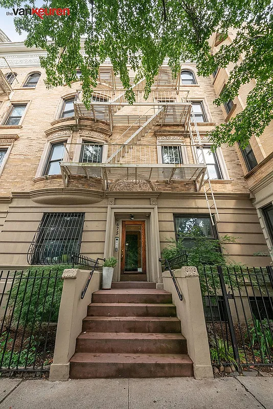 675 Vanderbilt Ave #879 - Photo 6 of 10