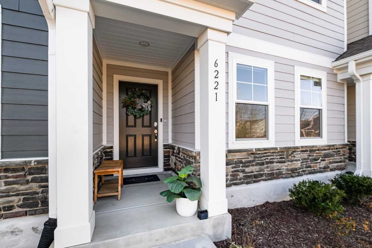 6221 Truxton Ln - Photo 3 of 14