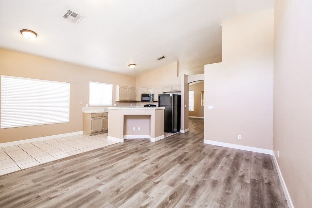 1736 Shadow Bay Ct - Photo 4 of 16