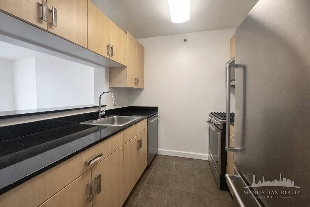 10th Ave #14H - Photo 3 of 10