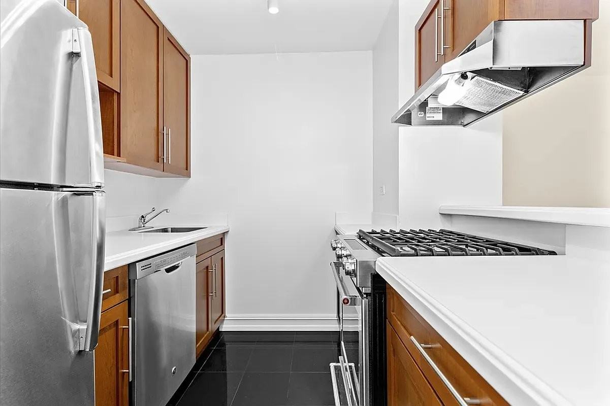 420 E 72nd St #7M - Photo 3 of 4