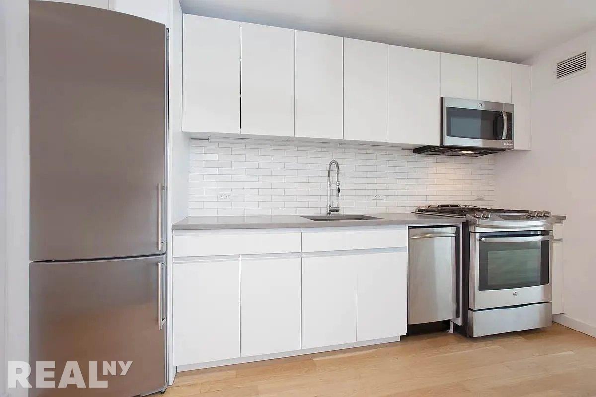 E Houston St #6A - Photo 2 of 9