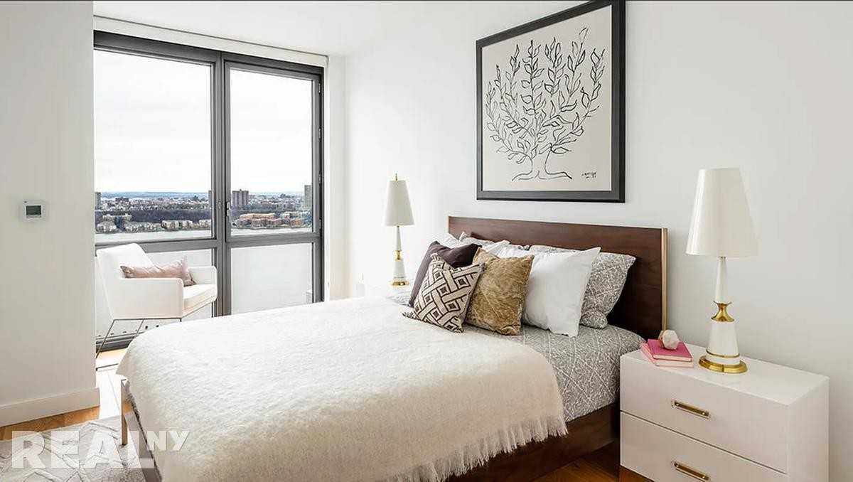 W 57th St #34E - Photo 5 of 6