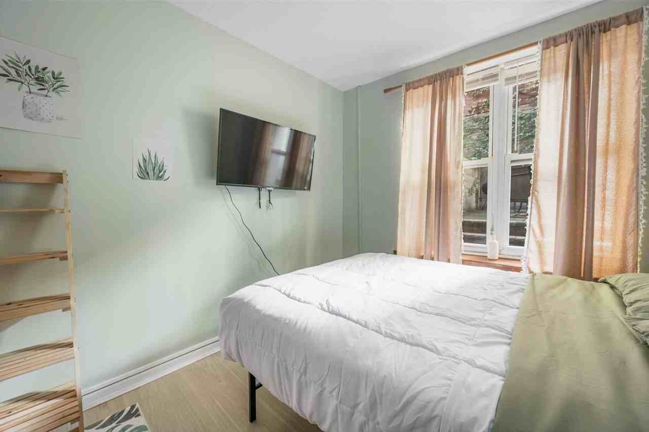 252 East 33rd Street - Photo 4 of 21