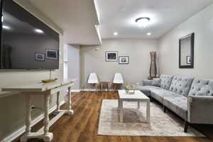 featured image of 913 W Belden Ave