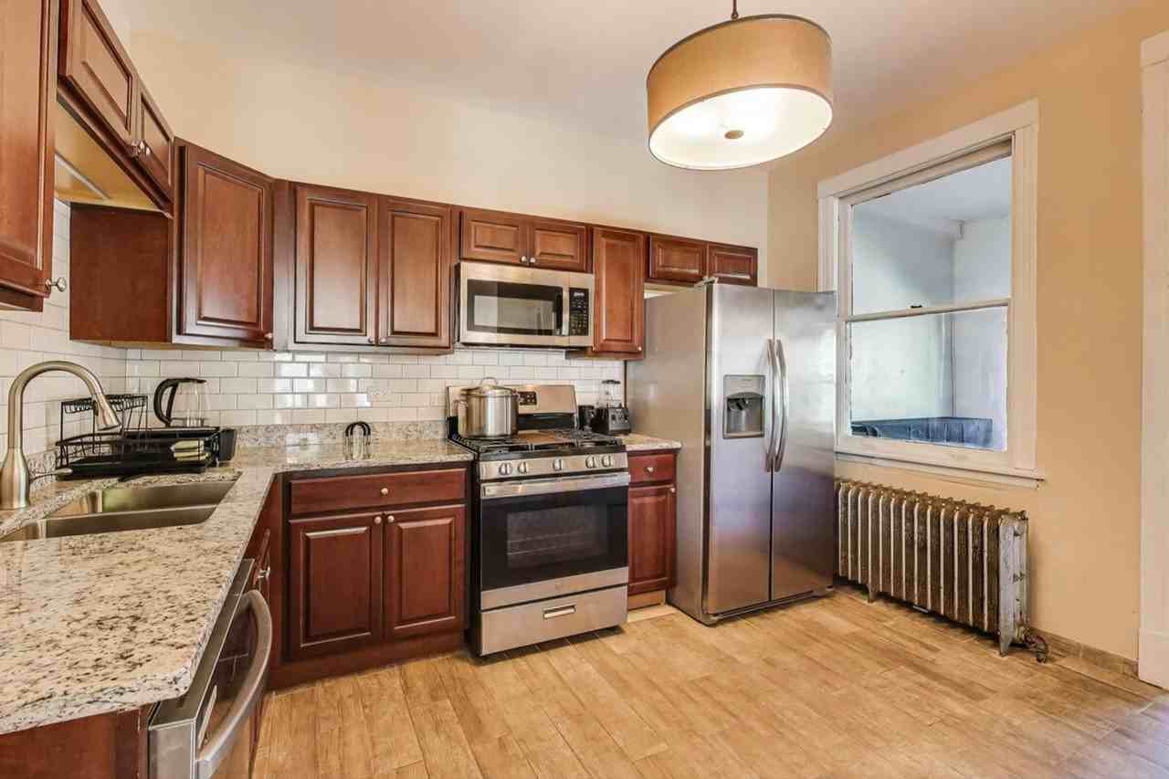 1506 West Thome Avenue - Photo 4 of 50